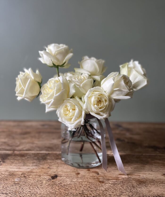 all rose table arrangement